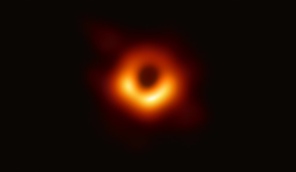 Снимок черной дыры из центра галактики Messier 87