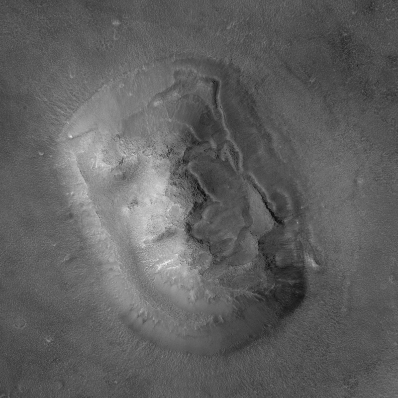 А это фотография того же «лица», сделанная в 2001 году камерой Mars Orbiter Camera со станции «Mars Global Surveyor»